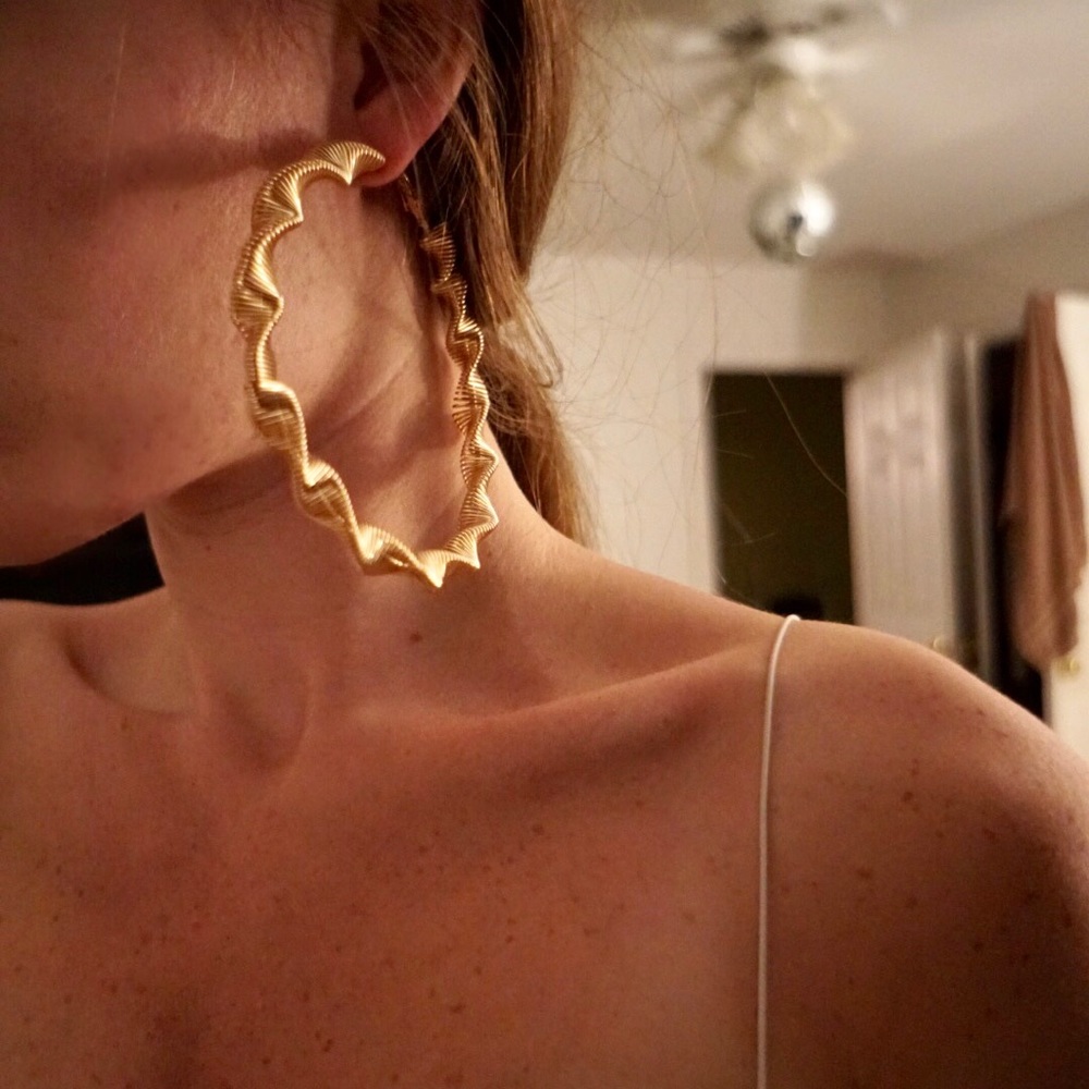 Gorgeous large gold hoop earrings!!!